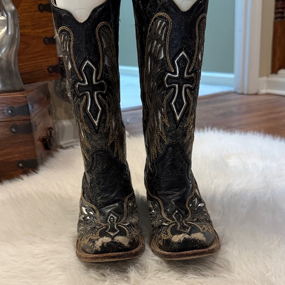 Corral Distressed Black Boots with Silver Cross Wings Size 7 1/2 pre-owned.